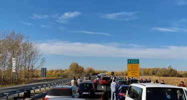 Граѓаните излегоа од своите возила и на автопат им оддадоа почит на жртвите од паѓањето на настрешницата ВИДЕО