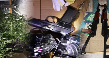 (ФОТО) АРСЕНАЛ ОРУЖЈЕ, ДРОГА, РАЧНА БОМБА: Што најде полицијата кај жител на охридско Подмоље