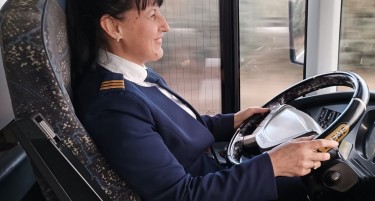 Жаклина С. Андоноска секој ден вози автобус на релација Прилеп-Скопје-Прилеп: Претходно ја одбивале за вработување бидејќи било лошо за угледот да има жена возач