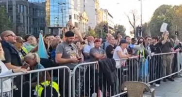 Тензии пред српскиот Парламент откако почна штрајкот на мајката чие дете лани загина при падот на бетонската настрешница во Нови Сад