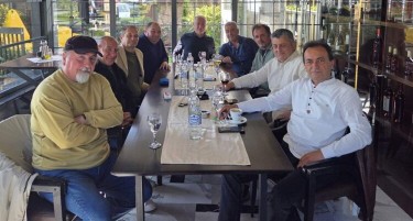 Бранко Црвенковски со фотографија од Кичево каде што вчера победи македонскиот кандидат