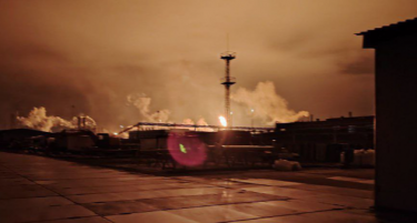 ГОРИ НАЈГОЛЕМАТА РАФИНЕРИЈА НА ЛУКОИЛ: Фабриката се урна, аеродромите блокирани, илјадници луѓе без електрична енергија