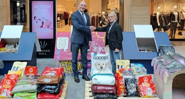 Хуманоста на дело: За роденденот на Diamond Mall собрани 600 килограми храна и 10 куќички за бездомните кучиња