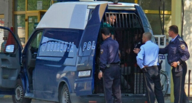 Македонец и Сириец криумчареле 15 мигранти, на возилото имало и украдени таблички