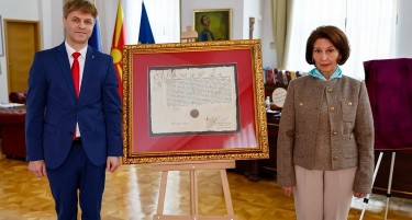 Професор Дуртаноски на Сиљановска-Давкова ѝ врачи копија од Привилегијата издадена на Македонците од Светиот римски цар Леополд Први Хабзбуршки