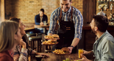 НОВО ПОСКАПУВАЊЕ НА УГОСТИТЕЛСКИТЕ УСЛУГИ: Дали одењето во ресторани е луксуз?