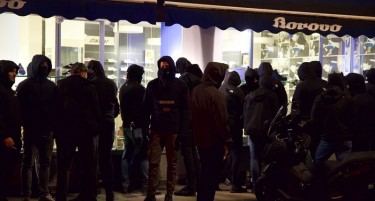 ТЕНЗИИ ВО ЗАГРЕБ: Околу 50 маскирани лица се собраа пред Српскиот културен центар