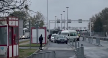 (ВИДЕО) „БЕЗ ХРАНА, БЕЗ ВОДА И ЕДЕН ТОАЛЕТ!“ Агонијата на Србите на овој премин, заглавени на средина десет часа: „Полошо е од затвор“