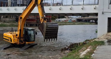 (ВИДЕО) БАГЕРИ ВЛЕГОА ВО ВАРДАР: Се чисти коритото на реката во центарот на градот