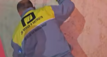 РАЧНО СЕ ЧИСТЕА И СПОМЕНИЦИТЕ НА ПЛОШТАДОТ: Продолжи генералката во Скопје