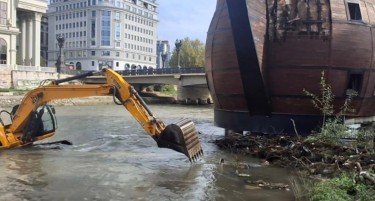 БАГЕРИТЕ ВТОР ДЕН НЕ МОЖАТ ДА ИЗЛЕЗАТ ОД ВАРДАР: Продолжува генералката во Скопје