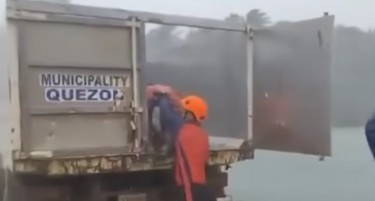 (ВИДЕО) ХАОС НА ФИЛИПИНИТЕ: Супертајфун со ветрови од 230 км/ч руши сè пред себе – над милион луѓе бегaат од домовите