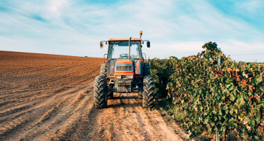 ФАКТОР НА ДЕНОТ: Министерство за финансии времено ги стопира исплатите од ИПАРД, Брисел ја поздравил одлуката