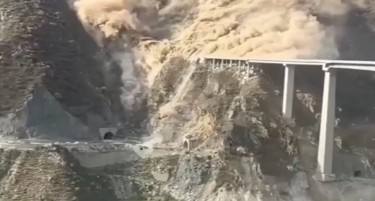 (ВИДЕО) Се урна мост во Кина кој е пуштен пред само неколку месеци