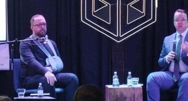 Министерот Љутков дојде со бандажирана рака на настан