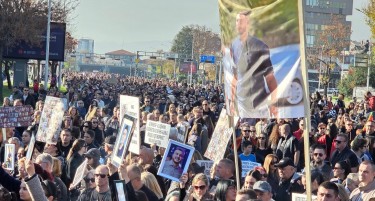 Масовна поддршка денес во Скопје за родителите од Кочани