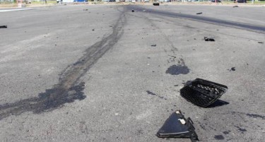 (ВИДЕО) Полицијата натера возач да ги исчисти градежните остатоци што му паѓаа од камионот