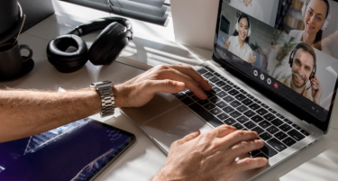 СТУДЕНТИТЕ ЌЕ ДОБИЈАТ ВАУЧЕРИ ЗА ТАБЛЕТИ И ЛАПТОПИ - Јавниот повик отворен до 20 декември