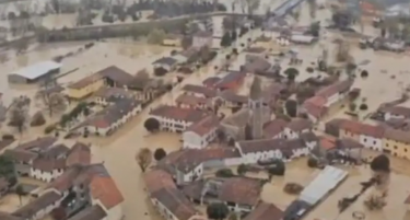 (ВИДЕО) ЛУЃЕТО БАРААТ СПАС НА ПОКРИВИТЕ: Разорни поплави ја зафатија Италија