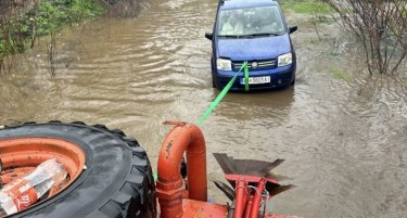 Пожарникари извлекуваа две лица и автомобил од поплава по излевање на Пчиња