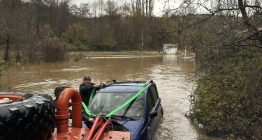 (ФОТО) Пожарникарите во Старо Нагоричане извлекоа две лица заглавени во Пчиња
