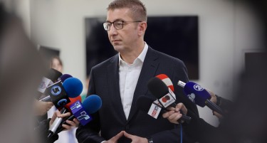 „НЕ ВЛАДАТА, ОПОЗИЦИЈАТА ПРАВИ ПРИТИСОК“: Мицкоски за судењето за „Пулс“
