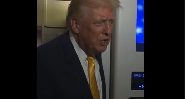 „Тој ги посочува лажните вести кога ќе ги види“: Белата куќа во одбрана на Трамп откако на новинарка и се обрати со 'замолчи прасенце'