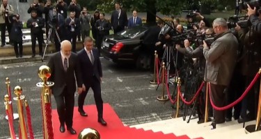 (ВИДЕО) Мицкоски пречекан од Рама пред Самитот во Тирана