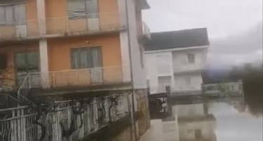 ПОПЛАВИ ВО РЕСЕНСКО: Вода навлезе во куќи и магацини