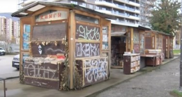 „СКОПЈЕ НЕ СМЕЕ ДА СТАНЕ ФАРАНХАЈТ 451“: Левица со остра реакција за отстранувањето на дрвените куќарки за препродажба на книги