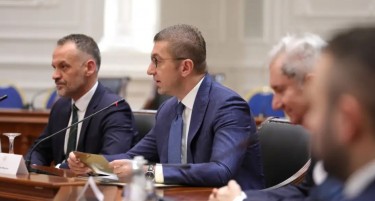 „Само ако сме обидените во почит, доверба и одговорност ќе можеме да постигнеме резултати“: Мицкоски по повод Денот на албансакта азбука