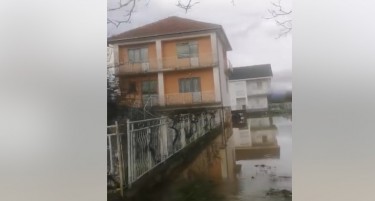 ПОПЛАВЕНИ 50 КУЌИ ВО РЕСЕН, ПАДНАТ ПОКРИВ НА КУЌА ВО ПРИЛЕП - бројни штети од досегашните поплави