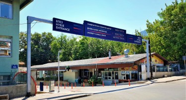 ПОЧИНАТ МИГРАНТ ДОНЕСЕН НА ЛЕКУВАЊЕ НА КЛИНИКАТА ЗА НЕФРОЛОГИЈА - причините допрва ќе се истражуваат