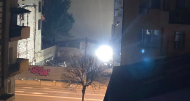 ...„КАКО ДА СУМ ВО ГВАТАНАМО“: Трајковска со фото докази - инвеститор осветлил градилиште со рефлектор од кој никој не може да спие