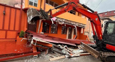 И ЦЕНТАР ПОЧНА СО РУШЕЊЕ ДИВОГРАДБИ: Се рушеше во Дебар Маало