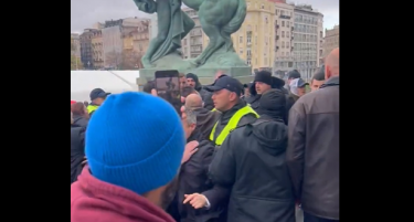 (ВИДЕО) ТЕПАЧКА НА СКАЛИТЕ НА СРПСКОТО СОБРАНИЕ: Опозициските пратеници добија ќотек