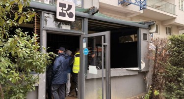 ФОТО: „ПАДНА“ УШТЕ ЕДНА ДИВОГРАДБА ВО ЦЕНТАР: Герасимовски продолжува со рушење на бесправно изградените објекти