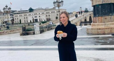 ШВЕДСКАТА МИНИСТЕРКА РОЗЕНКРАНЦ СЕ ПОЧАСТИ СО „СИМИТ ПОГАЧА“: Денот започнува со локален специјалитет!