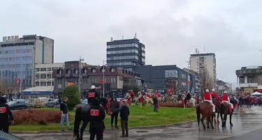 (ВИДЕО) Парада со коњи во центарот на Тетово за Денот на албанското знаме