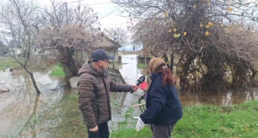 (ВИДЕО) Кочанска река се излеа во Облешево: Семејство не може да излезе од дворот