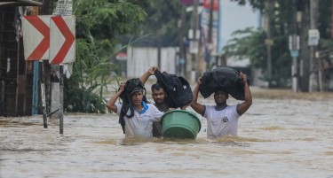 (ВИДЕО) Страотни поплави однесоа во смрт над 150 луѓе во Шри Ланка