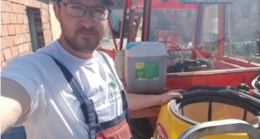 Од трактор до YouTube ѕвезда! Како еден млад земјоделец стана интернет хит - со камера на неговата мотика