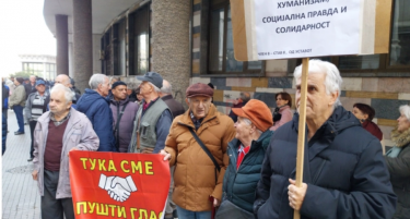 ПЕНЗИОНЕРИТЕ ПРЕД УСТАВЕН ГО ИЗРАЗИЈА РЕВОЛТОТ: „Се бориме за корка леб и лекови“