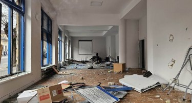 Софија во хаос по најмасовниот протест во последната деценија, најмногу настрадаа партиските канцеларии