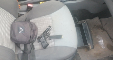 Приведени 21-годишник и малолетник: Носеле пиштол и шест куршуми во автомобил