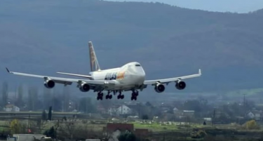 „Кралицата на небото“ слета на Скопје: Американски џамбо „Боинг 747“ достави опрема за македонската армија