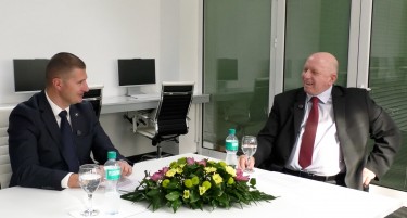 АЛЕКСАНДАР МАНЕВ ВО „БИЗНИС-КЛУБ“: „НЕМА ПОМОЌНА ИНСТИТУЦИЈА ОД КОМОРАТА, КОЈА ОБЕДИНУВА УСПЕШНИ ЛУЃЕ, ЛИДЕРИ И КРЕАТОРИ НА МИСЛЕЊА“