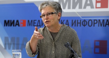 НЕ СЕ ПРОБЛЕМ МИГРАНТИТЕ, ТУКУ ОНА ОД ШТО БЕГААТ: Најчевска вели „не заборавајте и Македонците се емигранти во различни држави“