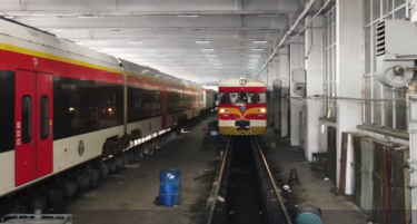 „ЛЕГЕНДАРНИОТ 'ШПАНЕЦ' СЕ ВРАЌА НА ГОЛЕМА ВРАТА - СЕГА Е МОДЕРНИЗИРАН СО НОВ ДИЗАЈН“: Коруновски објави видео од тест возењето на легендарниот воз