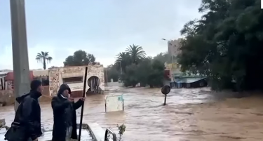 (ВИДЕО) Мароко брои жртви, по седум години суша се борат со поплави